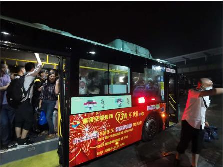 暴雨無(wú)情 公交有愛(ài) ——風(fēng)雨中的堅(jiān)守，因?yàn)槲覀兪枪蝗? width=